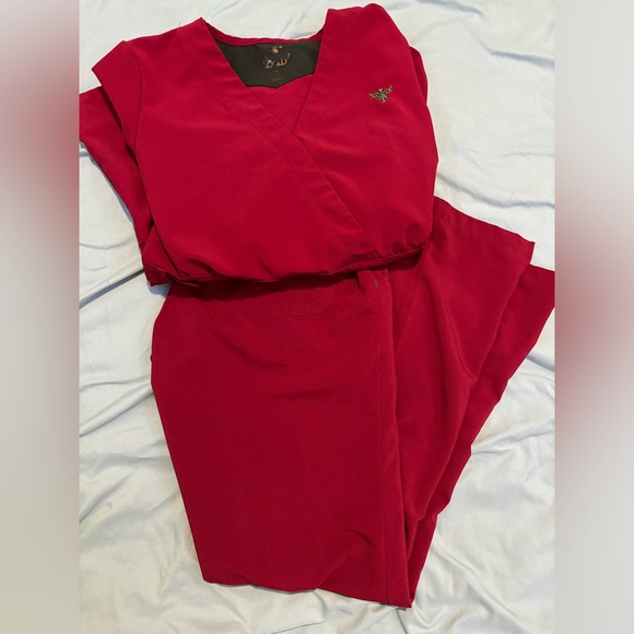 Red scrub set - Picture 10 of 10